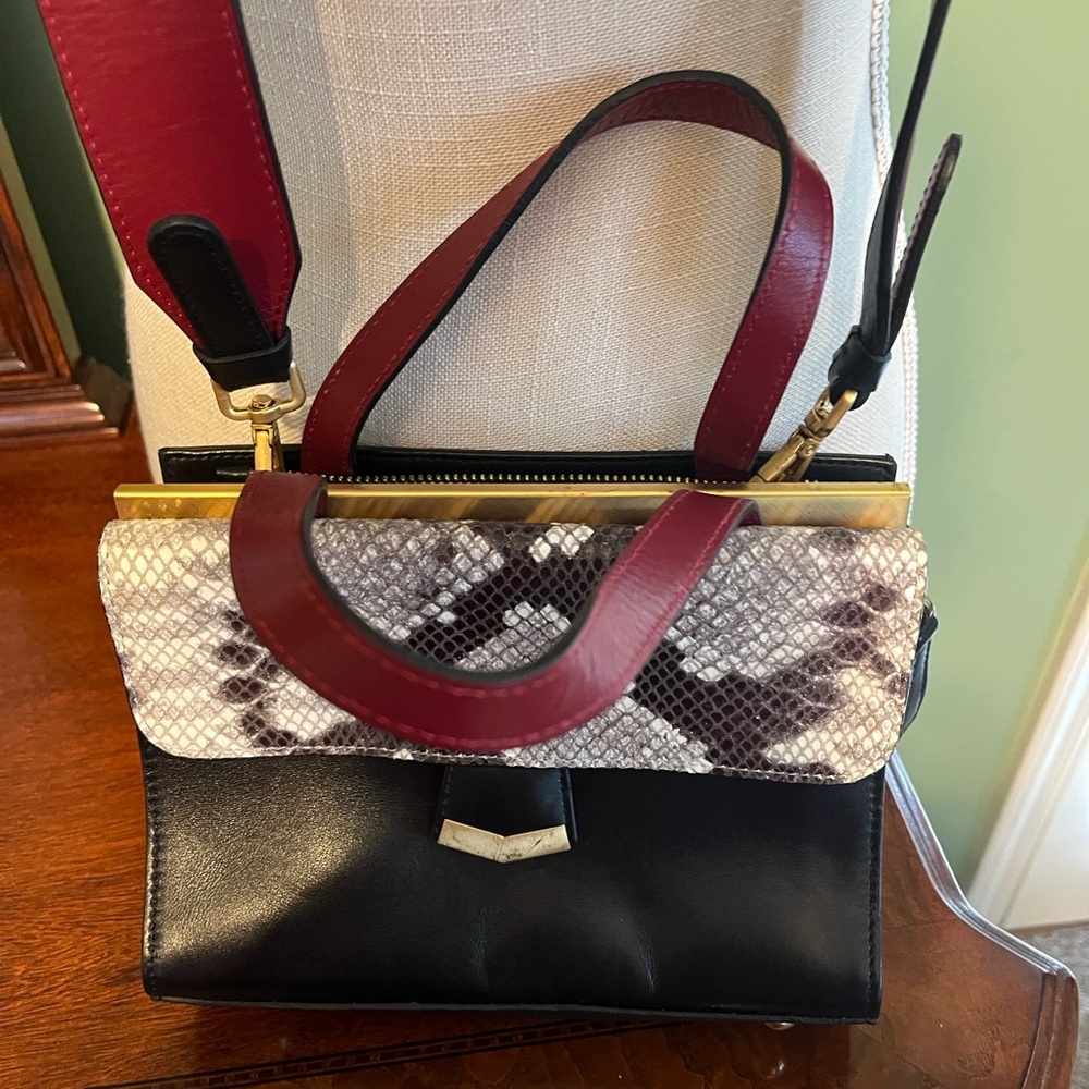 Vittoria Napoli Elegant Black and Red Crossbody Bag